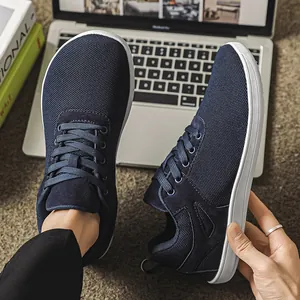 Vue détaillée des chaussures pieds nus en maille bleu marine avec un bout large