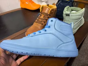 Nahaufnahme der hellblauen, breiten High-Top-Winterstiefel mit einem warmen Fleecefutter