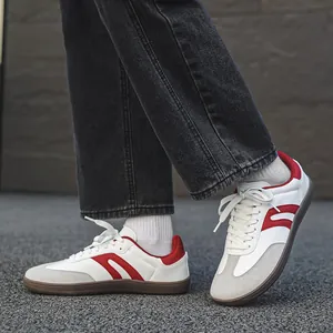 Vista dettagliata di sneaker GAT in pelle bianca con strisce rosse e suola in gomma.
