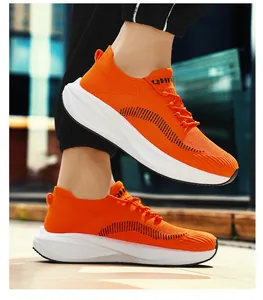 Leuchtend orangefarbene Strick-Sneaker mit weißer Dämpfungssohle zum Laufen und Gehen