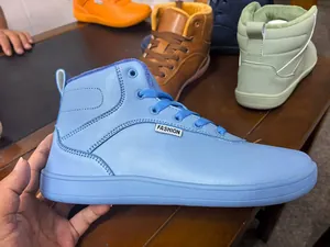 Detailansicht hellblaue breite Winterstiefel mit warmem Futter für Damen und Herren