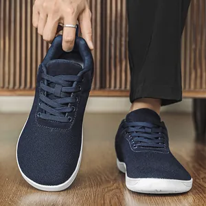Détail de chaussures pieds nus bleues avec bout large et tige en maille respirante.