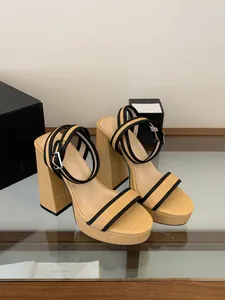 Vue détaillée des sandales à plateforme en raphia beige avec talons épais et sangles