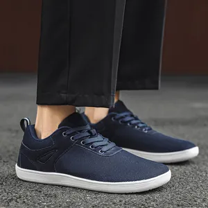 Gros plan sur des chaussures pieds nus en flyknit bleu marine avec bout large et semelle blanche