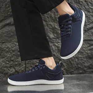 Gros plan de baskets pieds nus bleu marine avec bout large et maille respirante