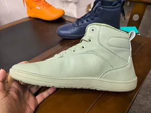 Detailansicht des Seitenprofils der hellgrünen Barfuß-High-Top-Sneaker mit breiter Zehenpartie