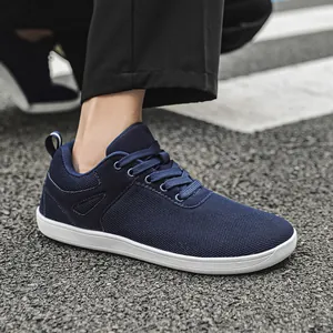Gros plan sur chaussure barefoot en flyknit bleu marine avec semelle blanche et bout large