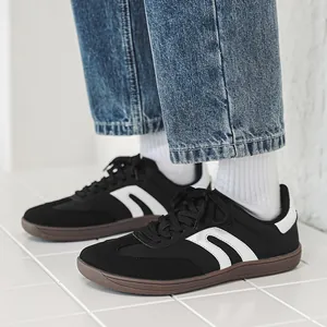 Classiche scarpe tedesche in bianco e nero con punta larga per l'uso quotidiano