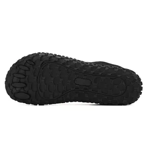Vista dettagliata della suola in gomma antiscivolo nera con motivo a dita per scarpe barefoot