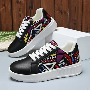 Detailansicht der Damen-Sneaker mit bunten geometrischen Mustern und dicker Sohle