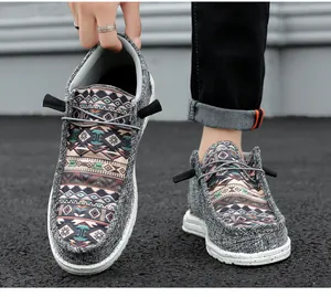 Detailansicht grauer Canvas-Loafer mit lebhaftem Stammesgeometrie-Musterdruck.