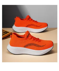 Nahaufnahme der leuchtend orangefarbenen Fly-Knit-Laufschuhe mit dicker, dämpfender Sohle