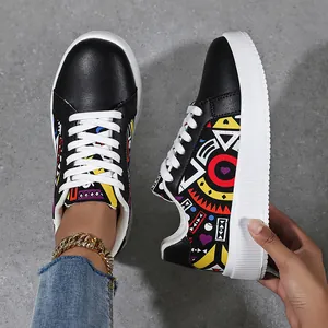 Detailansicht der Damen-Sneaker im Hip-Hop-Stil mit bunten geometrischen Mustern und weißer Sohle.