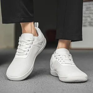 Gros plan détaillé des chaussures pieds nus en maille blanche avec bout large.