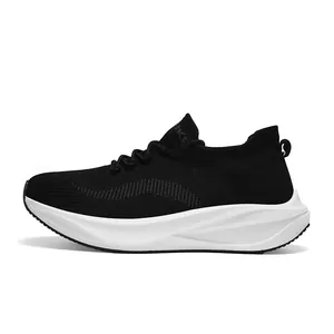 Seitenprofil schwarzer Flyknit-Laufschuhe mit dicker weißer gepolsterter Sohle
