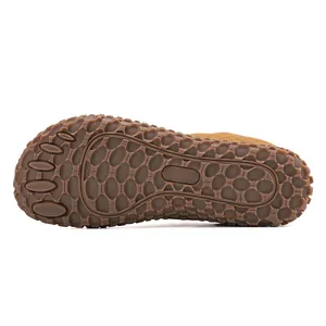 Dettaglio della suola in gomma antiscivolo delle scarpe barefoot a pianta larga da esterno