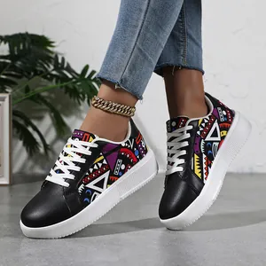 Detailansicht von Damen-Sneakern im Hip-Hop-Stil mit lebendigen geometrischen Mustern