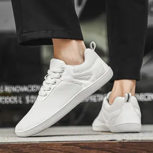 Vue détaillée de baskets pieds nus blanches à bout large avec maille respirante