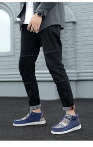Detaillierte Seitenansicht blauer Canvas-High-Top-Loafer mit ethnischem Muster
