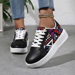 Detailaufnahme trendiger Damen-Sneaker mit farbenfrohen ethnischen Hip-Hop-Mustern
