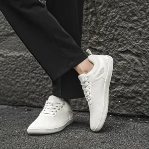 Gros plan de chaussures pieds nus blanches minimalistes à bout large portées en extérieur