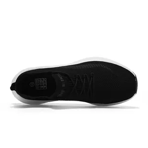 Draufsicht auf schwarze Flyknit-Sneaker mit dämpfender Einlegesohle und Texturdetail