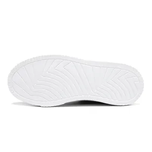 Unteransicht der weißen Gummisohle mit rutschfestem Wellenprofil für Sneaker