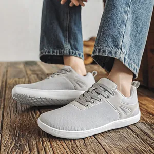 Chaussures pieds nus grises minimalistes avec large pointe et tige en maille respirante