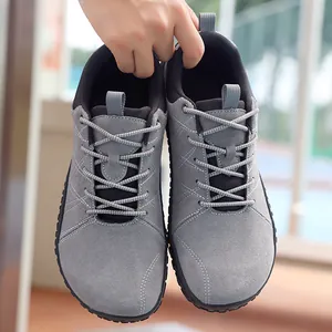 Scarpe a piedi nudi in camoscio grigio con punta larga per escursionismo e sport all'aperto