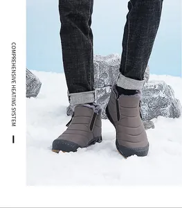 Detail van waterdichte halfhoge sneeuwlaarzen met pluche voering in een winterse omgeving