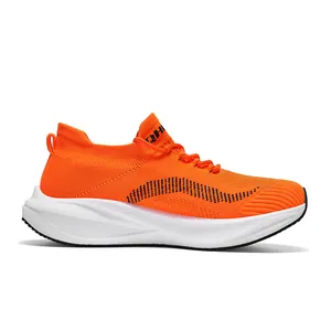 Detailansicht der orangefarbenen Flyknit-Laufschuhe mit weißer, dämpfender Sohle