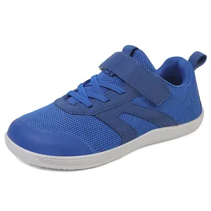 Baskets barefoot pour enfants en maille respirante bleue avec pointe large pour sport et loisirs.