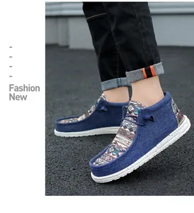 Detailansicht von blauen Canvas-High-Top-Loafers mit geometrischen Mustern