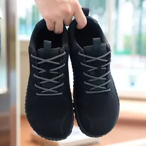Vista dettagliata di scarpe a piedi nudi in camoscio nero con punta larga per outdoor e trekking.