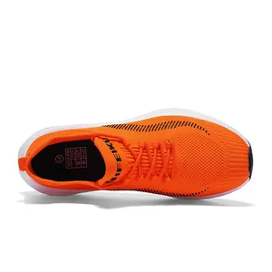 Detaillierte Draufsicht auf leuchtend orangefarbene Fly-Knit-Slip-On-Jogging-Schuhe