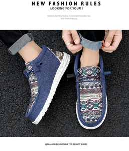 Draufsicht auf blaue High-Top-Canvas-Loafer mit ethnischen Stammesmustern oben.