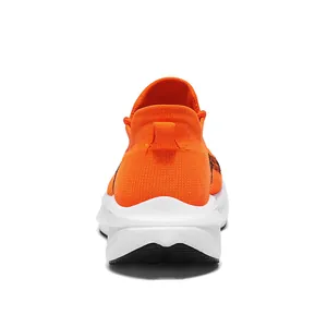 Detailansicht der Rückseite von orangefarbenen Fly-Knit-Laufschuhen mit weißer Sohle