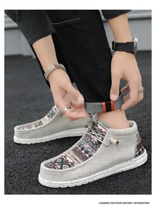 Detailaufnahme von High-Top-Canvas-Loafers mit Tribal-Print und bequemem Design