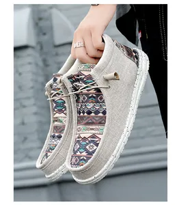 Detailaufnahme beige Canvas-Loafer mit farbenfrohen ethnischen geometrischen Mustern