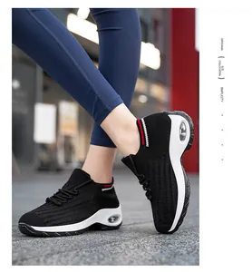 Detailansicht der schwarzen Fly-Knit-Socken-Sneaker für Damen mit weißer Luftkissensohle