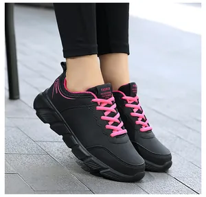 Primo piano di scarpe da ginnastica casual da donna nero e rosa con lacci sportivi