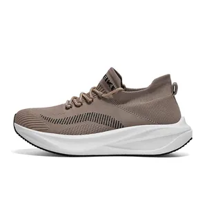 Seitenprofil brauner Flyknit-Joggingschuhe mit dicken weißen gedämpften Popcorn-Sohlen.