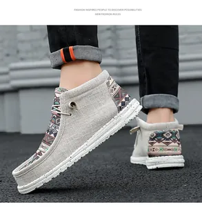 Detailansicht von High-Top-Canvas-Loafers mit Ethno-Muster und Sprenkelsohle