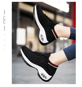 Detailansicht der schwarzen Fly-Knit Socken-Sneaker für Damen mit Luftpolstersohle