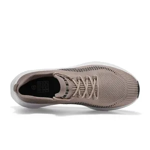 Professionelle Draufsicht auf atmungsaktive beige Flyknit-Laufschuhe mit Dämpfung