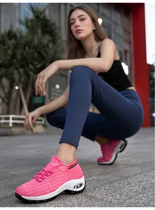 Detailansicht der rosa Fly-Knit-Sneaker mit Dämpfungssohle an einem weiblichen Model.