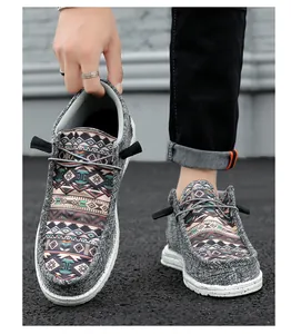 Detailansicht lässiger Canvas-Loafer mit lebendigen ethnischen Stammesmustern für den Alltag