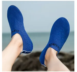 Primo piano di scarpe da acqua flyknit blu che mostrano trama e vestibilità