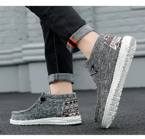 Nahaufnahme von lässigen High-Top-Loafers mit Ethno-Muster und gesprenkelter Gummisohle