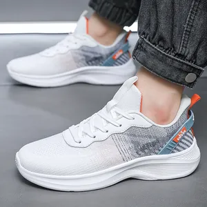 Vue latérale détaillée de baskets de course en tricot blanc avec semelle épaisse amortie